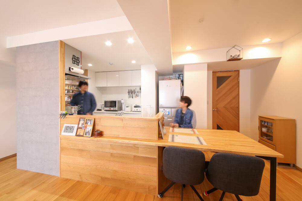 リビング内書斎 回遊できるキッチンが 夫婦円満 の秘訣 Logrenove ログリノベ