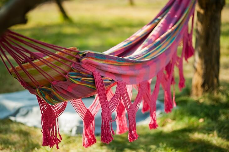 ハンモックの選び方と屋内 屋外設置方法 マンション内でロープを使用した設置も Logrenove ログリノベ ハンモックの選び方と屋内 屋外設置方法 マンション内でロープを使用した設置も Logrenove ログリノベ