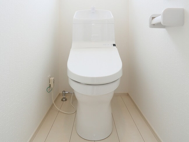 全ての部分がひとつにまとまっている一体型トイレ。凹凸が少なく掃除しやすい